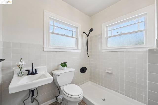 1549 5Th Ave, Oakland CA: https://media.crmls.org/mediaz/35e60fb2-30b3-401e-8857-a695b44a170b.jpg