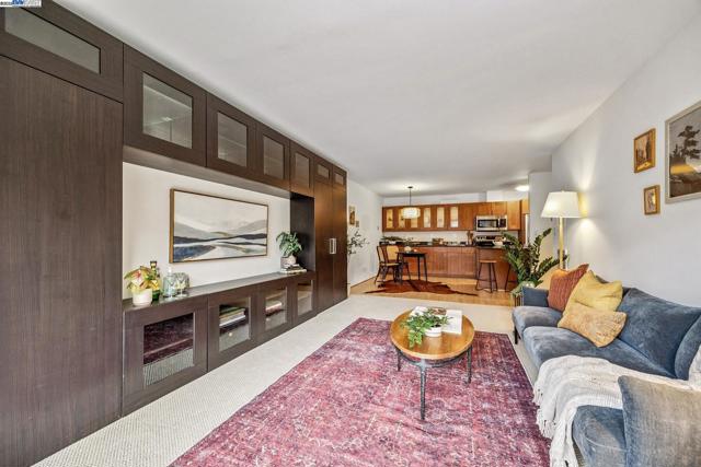 950 Shorepoint Ct, Alameda CA: https://media.crmls.org/mediaz/35e65814-0771-4b1e-8336-0d1367b490d9.jpg
