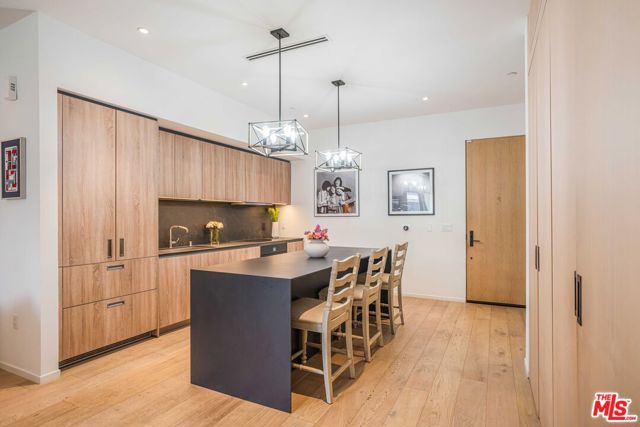 1030 N Kings Road, West Hollywood CA: https://media.crmls.org/mediaz/35e6ddcd-0bc0-45d3-a9f2-f489e8b97b2d.jpg