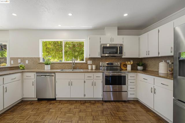 160 Manzanita Pl, Hercules CA: https://media.crmls.org/mediaz/35e7f038-7ca3-4100-8125-24061e4ba209.jpg