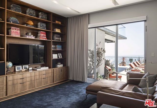 8804 Hollywood Boulevard, Los Angeles CA: https://media.crmls.org/mediaz/35e9f508-8d67-4bc1-8e7a-1919dd133eb4.jpg