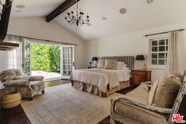 4237 Bluebell Avenue, Studio City CA: https://media.crmls.org/mediaz/35ea9cab-6538-4d86-8bb9-67d65c226c68.jpg