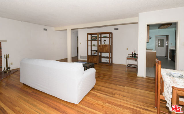 15404 Leadwell Street photo 8