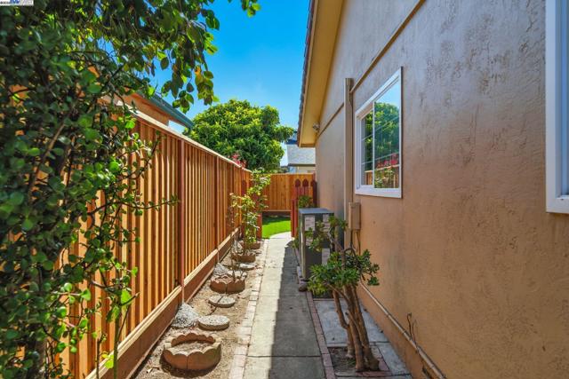 420 Camden Rd, Alameda CA: https://media.crmls.org/mediaz/35ebb014-4b9d-4e03-bed4-596a0430b1f3.jpg