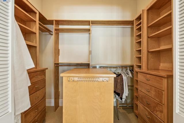 2070 Bush St, San Francisco CA: https://media.crmls.org/mediaz/35ec046b-6e85-4fc3-823b-2406a5290e30.jpg
