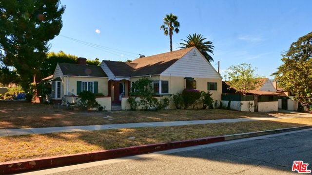 1722 Bel Aire Drive, Glendale CA: https://media.crmls.org/mediaz/35ec44b2-cabf-43b3-b99d-9ad7568f4f18.jpg