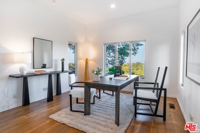 21965 Saddle Peak Road, Topanga CA: https://media.crmls.org/mediaz/35ed8320-6fd9-4e58-8314-b877af69b1c6.jpg