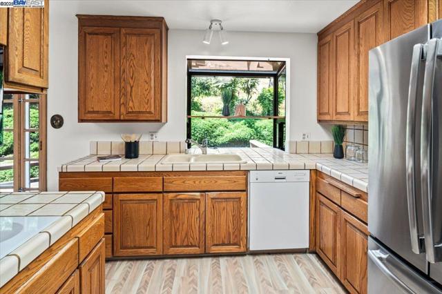 3554 Arcadian Ct, Castro Valley CA: https://media.crmls.org/mediaz/35edf964-b3f3-425c-a99f-42639b872e37.jpg