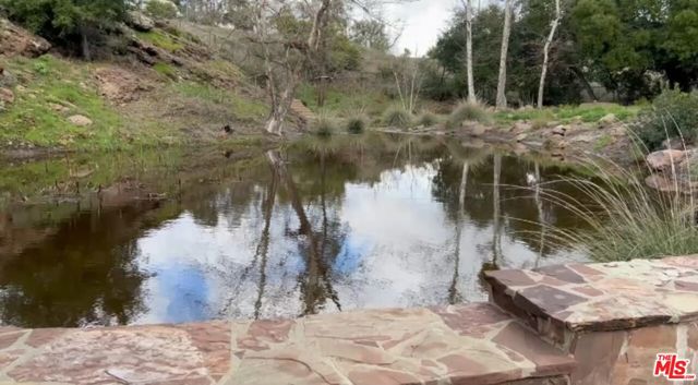 421 Westlake Boulevard, Malibu CA: https://media.crmls.org/mediaz/35eeeb05-0942-462a-84c4-519c43f624e9.jpg