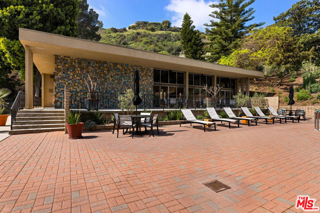 6752 Hillpark Drive, Los Angeles CA: https://media.crmls.org/mediaz/35ef3df7-be1a-4050-ad62-05512f8319fd.jpg