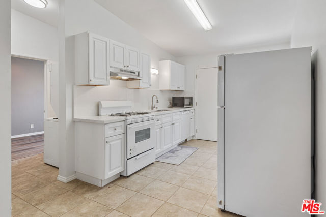 2204 Carnegie Lane, Redondo Beach CA: https://media.crmls.org/mediaz/35f00544-7f4f-464e-93e6-c072003b5fea.jpg
