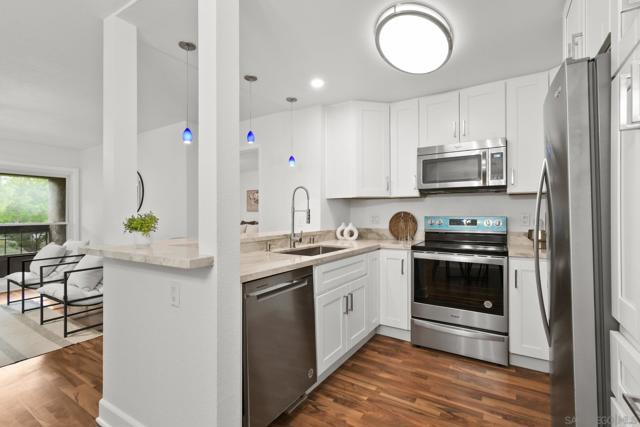 10325 Caminito Cuervo, San Diego CA: https://media.crmls.org/mediaz/35f2b704-1347-4f6e-b7ec-ab044a4adb13.jpg