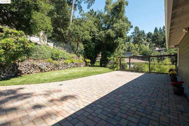 6537 Aitken Dr, Oakland CA: https://media.crmls.org/mediaz/35f3ac94-bdac-4131-b794-cc3a485cec3a.jpg