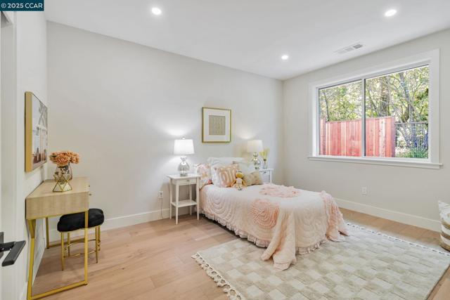 945 Yorkshire Ct, Lafayette CA: https://media.crmls.org/mediaz/35f4377a-dc42-4c77-a84f-f56e9cc483b8.jpg