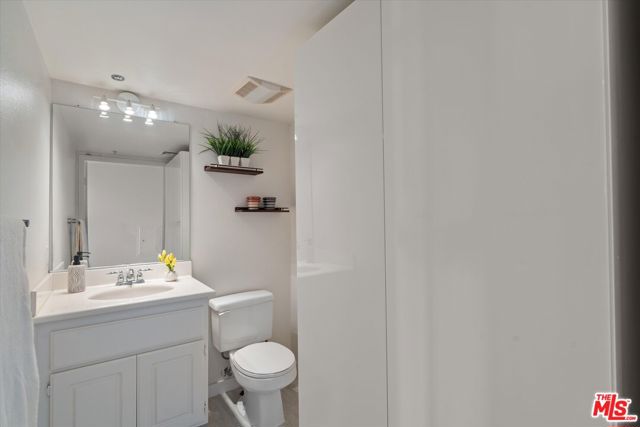 13200 Pacific Promenade, Playa Vista CA: https://media.crmls.org/mediaz/35f46493-591b-4671-b27c-234a9cb868e8.jpg