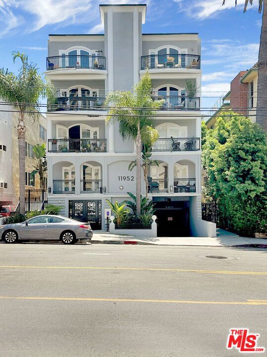 11952 Montana Avenue, Los Angeles CA: https://media.crmls.org/mediaz/35f4855c-e4fa-47e9-8903-ed68cdbf10f0.jpg