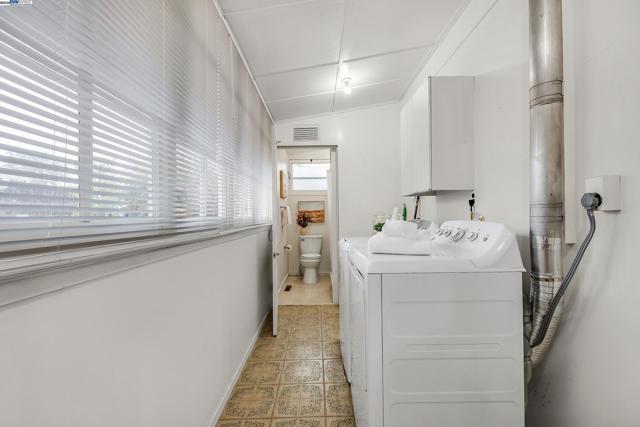 589 S M St, Livermore CA: https://media.crmls.org/mediaz/35f57f01-0ac2-4c27-90bf-1fe14e343fe1.jpg