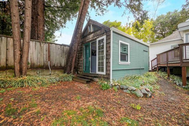 3908 Archmont Pl, Oakland CA: https://media.crmls.org/mediaz/35f67ea5-a57c-48da-81c2-8868e70f10ee.jpg