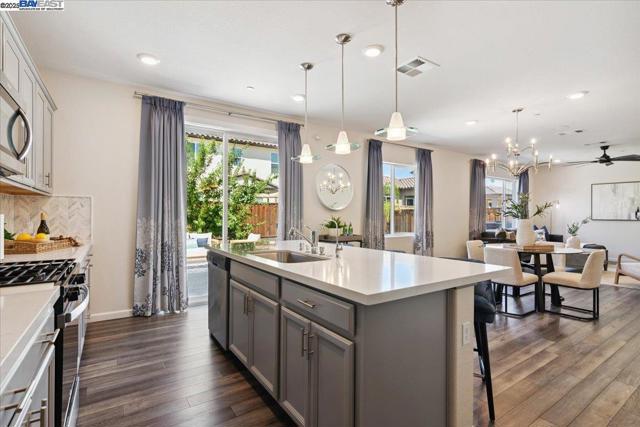 5352 Guenoc Valley Ln, Antioch CA: https://media.crmls.org/mediaz/35f69221-cafc-417e-be68-5680b6979190.jpg