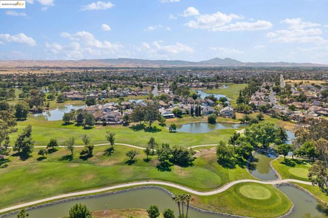 5521 Lanai Ct, Discovery Bay CA: https://media.crmls.org/mediaz/35f74041-7e20-461a-b593-95a417d6a147.jpg