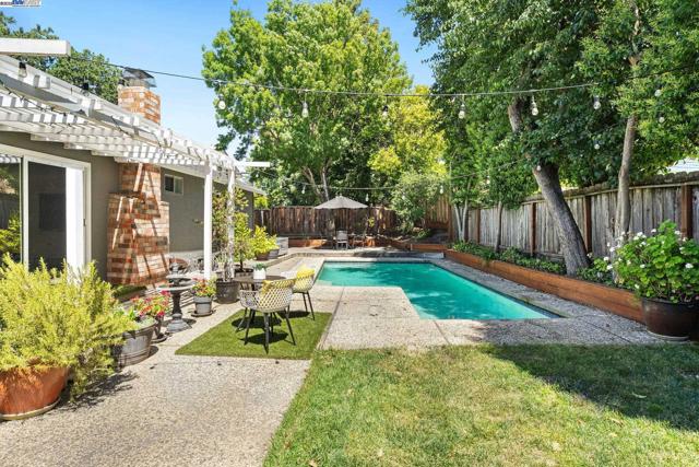 1001 Crellin Rd, Pleasanton CA: https://media.crmls.org/mediaz/35f79b84-be29-4d20-80fd-a2f67fe267d1.jpg