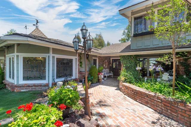 11339 Rolling Hills Dr, El Cajon CA: https://media.crmls.org/mediaz/35f7edab-9b42-4328-a547-e66d1c16df6b.jpg
