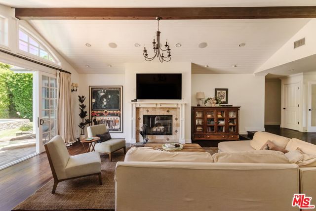 4237 Bluebell Avenue, Studio City CA: https://media.crmls.org/mediaz/35f80428-58c0-4bff-a6db-2567e1f9a31d.jpg