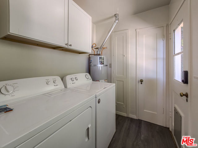8967 St Ives Drive, Los Angeles CA: https://media.crmls.org/mediaz/35f92e46-99d3-412e-9c0a-44de9c587689.jpg