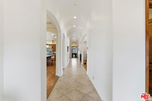 10825 Pacific View Drive, Malibu CA: https://media.crmls.org/mediaz/35fa8eb0-2093-48b3-a65a-5a1fe5dd1169.jpg