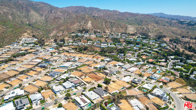 18128 Kingsport Drive, Malibu CA: https://media.crmls.org/mediaz/35fb3456-2558-4284-b3dd-078c453a0761.jpg