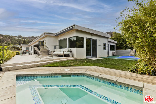1332 El Hito Circle, Pacific Palisades CA: https://media.crmls.org/mediaz/35fbcbd8-5ef3-4768-9a01-c87f8e8dfedc.jpg