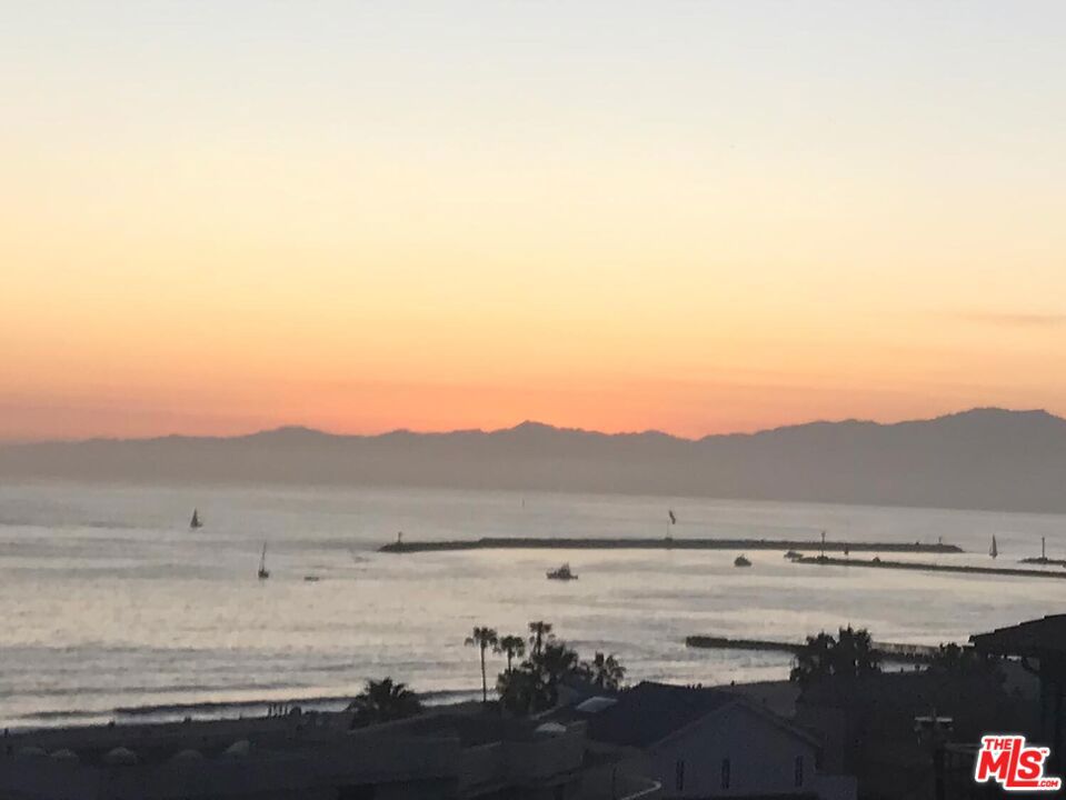 https://media.crmls.org/mediaz/35fcb5fc-6ea1-4665-b11d-d46702d72208.jpg?preset=X-Large