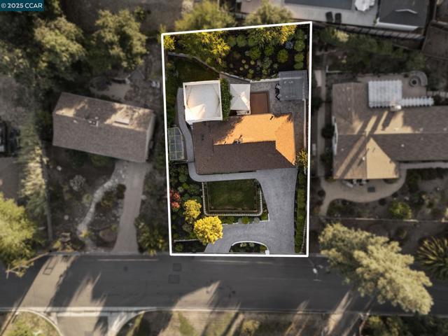117 Montana Dr, Danville CA: https://media.crmls.org/mediaz/35fd7235-c631-4ab7-b3b4-d24e02d514e9.jpg