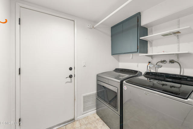 3581 Rachael Avenue, Simi Valley CA: https://media.crmls.org/mediaz/35fe1e97-1aad-4631-9e00-8fadd6963857.jpg
