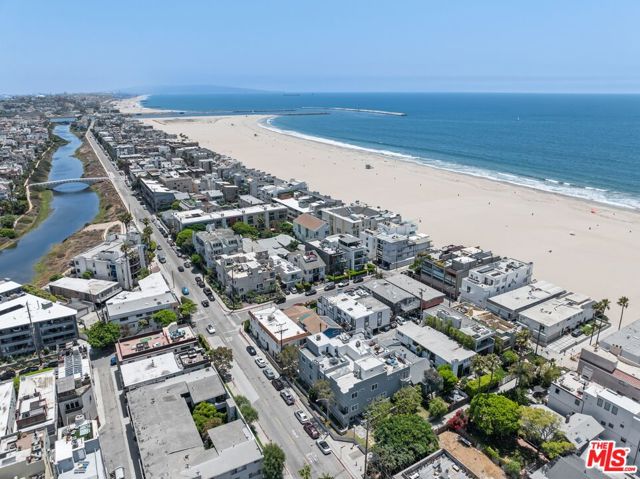 32 Galleon Street, Marina del Rey CA: https://media.crmls.org/mediaz/35fe4689-ee97-4576-aa63-63ac639bdd86.jpg