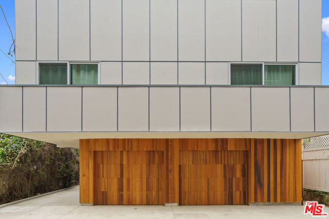 705 6th Avenue, Venice CA: https://media.crmls.org/mediaz/35fe9dbc-1349-496f-9924-5b65197b02bd.jpg