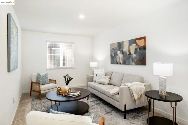 112 Willowrun Way, Oakley CA: https://media.crmls.org/mediaz/35ff231d-8cfb-4783-9b9f-c349f47d99dc.jpg