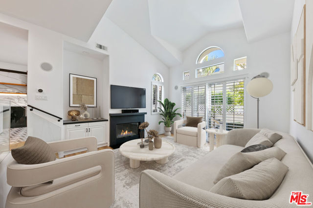 6477 Zuma View Place, Malibu CA: https://media.crmls.org/mediaz/35ff2daf-c811-4154-b871-70222396d838.jpg