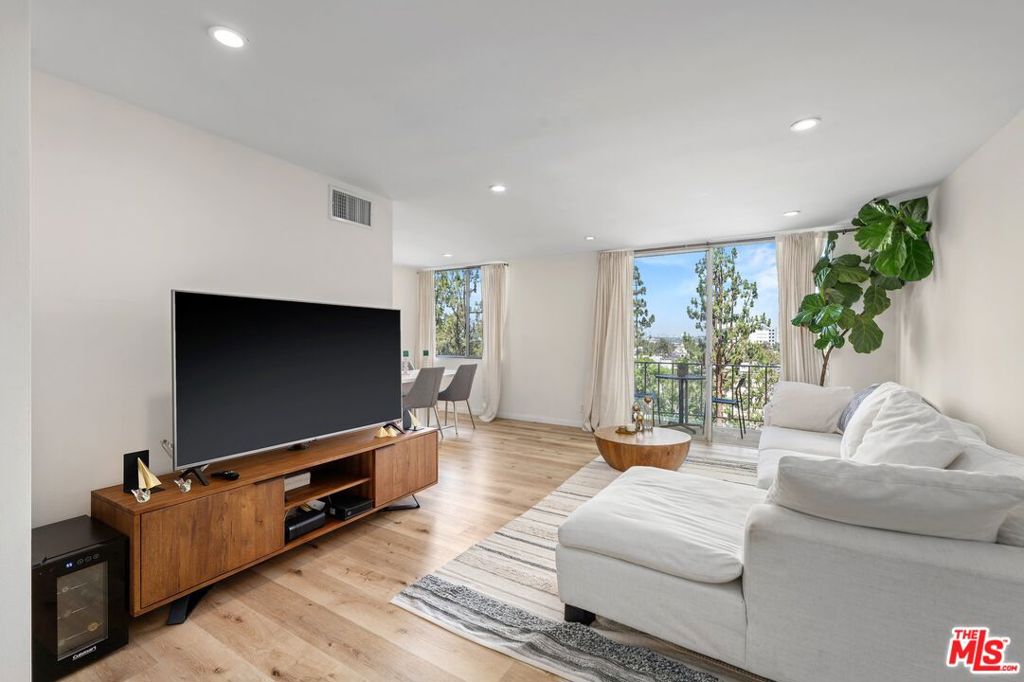 100 S Doheny Drive #517