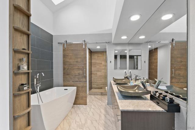3535 Columbia St, San Diego CA: https://media.crmls.org/mediaz/36009478-60e3-458b-a5bd-dd93254e2937.jpg