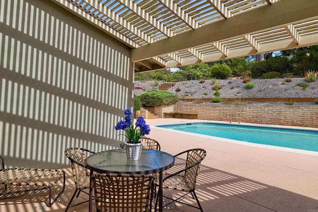 3190 Falcon Drive, Carlsbad CA: https://media.crmls.org/mediaz/36012f6b-f806-4144-9552-3ac3e0bdcc11.jpg