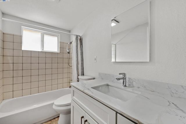 27946 Pompano Ave, Hayward CA: https://media.crmls.org/mediaz/36018193-a0ad-4527-bf0a-e1c607f479dd.jpg