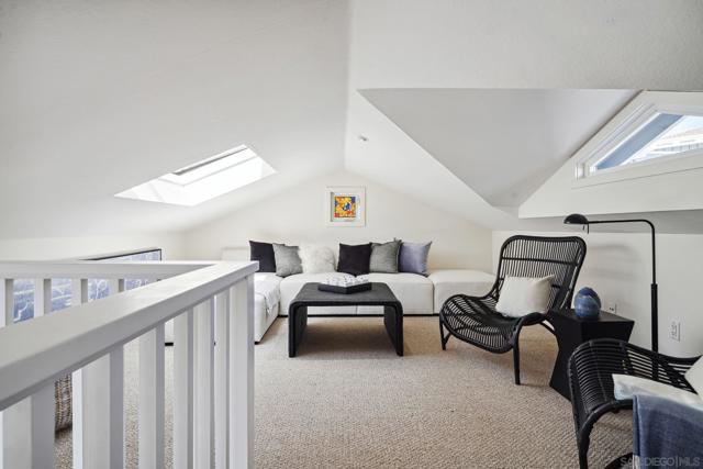 931 Ocean Ave, Del Mar CA: https://media.crmls.org/mediaz/3601d680-45d1-4a9f-a3f9-6748e50aabbc.jpg