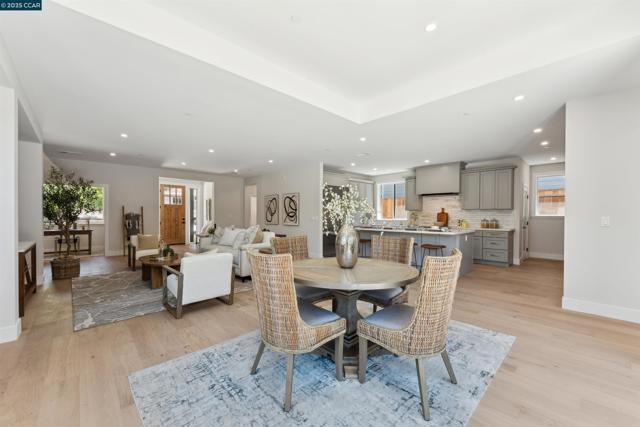 951 Yorkshire Ct, Lafayette CA: https://media.crmls.org/mediaz/36024d02-0635-4733-8fb9-08a72bcbff92.jpg