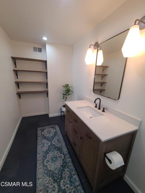 933 21st Street, Santa Monica CA: https://media.crmls.org/mediaz/3603a91d-d743-4a6a-841c-1df10d7db442.jpg