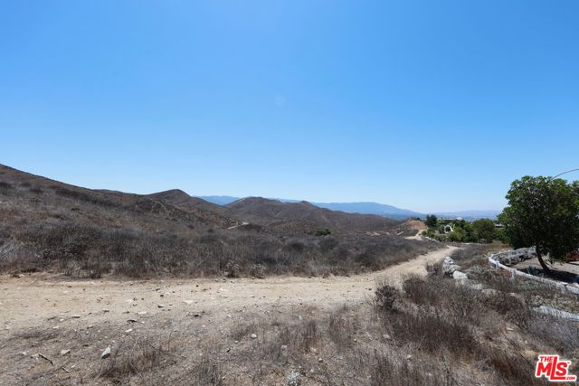15775 Laurel Branch Ct, Riverside CA: https://media.crmls.org/mediaz/3604a557-20f7-42b8-a7ea-64e06b943e80.jpg