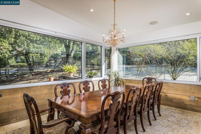 2 Crane Ct, Orinda CA: https://media.crmls.org/mediaz/3605787a-6080-47bb-a0ce-5c1c90346a52.jpg