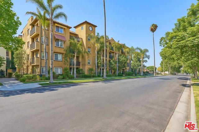 1401 S St Andrews Place, Los Angeles CA: https://media.crmls.org/mediaz/3605855a-41d0-4315-a046-feedab87c272.jpg