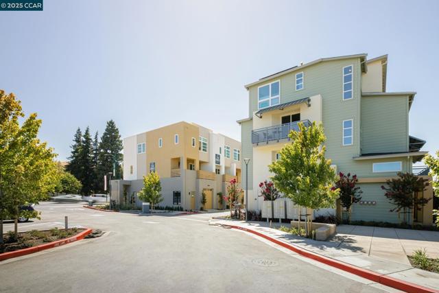 27258 Lumina Ct, Hayward CA: https://media.crmls.org/mediaz/36069fa0-c85c-4deb-9325-20980817c627.jpg