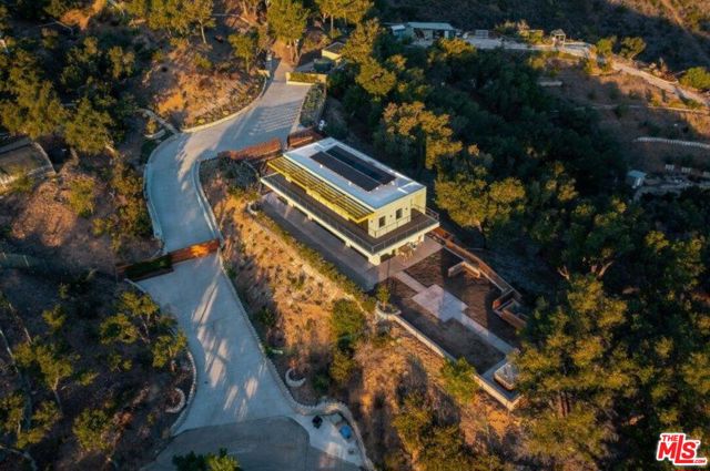 27349 Old Chimney Road, Malibu CA: https://media.crmls.org/mediaz/3607d542-9157-4fd0-a4b6-9f7828ded253.jpg